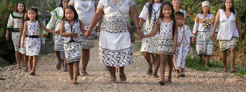 Mujeres y niñas caminando juntas de la Comunidad Yine