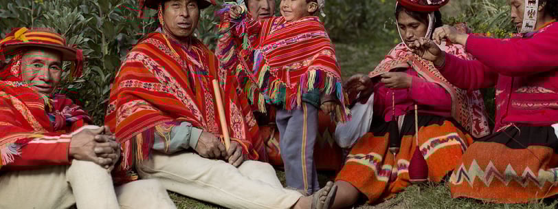 Convivencia entre hombres, mujeres y niños miembros de la Cooperativa Artesanal de Ollantaytambo