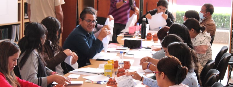 Un grupo de personas participando de un taller de libros instantáneos