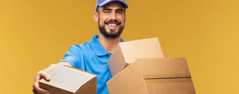 Um entregador feliz com o Concurso Público Correios 2024