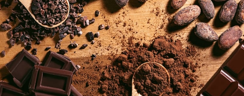 Chocolate negro 100% cacao sin azúcar en trozos, un alimento saludable para potenciar la memoria y r