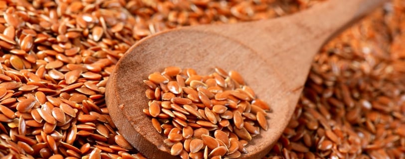 Semillas de linaza en un tazón: pequeñas pero ricas en omega-3 y fibra, perfectas para cuidar la sal