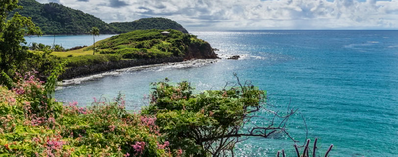 Foto da praia em Antigua vista do mirante.
