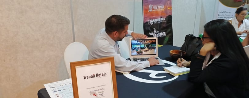 Un ejecutivo mostrando las instalaciones de Treebu Hotels