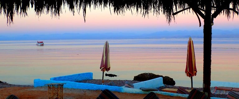 Pôr do sol no Egito sobre o Mar Vermelho