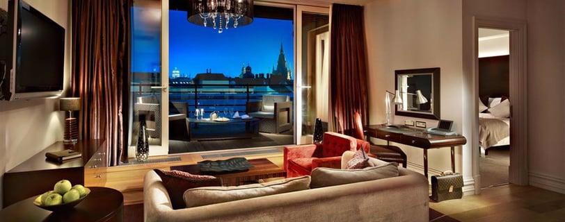 Wunderschöner Ausblick über Prag aus einem luxoriösen Hotelzimmer