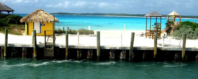 foto da vista do navio entrando no pier em half moon cay