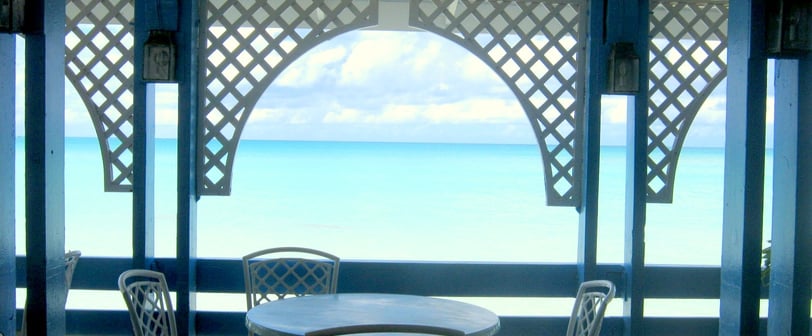 casa azul na praia em antigua