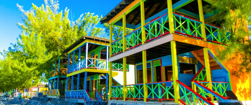 cabanas coloridas em half moon cay viagens de navio
