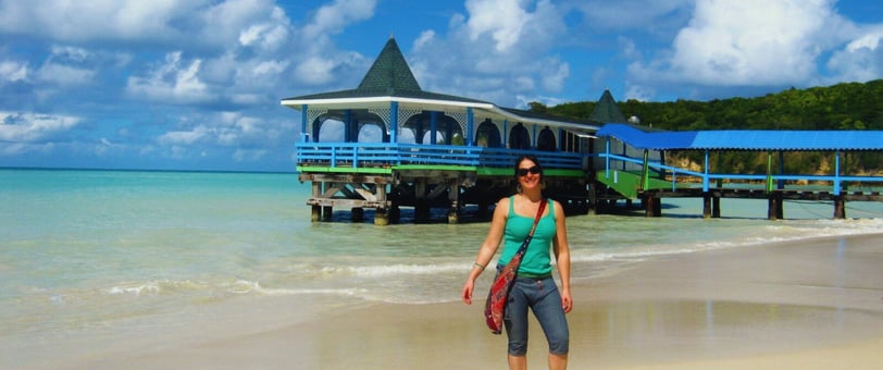 Autora na casa azul, na praia Dickinson, St. John, Antigua.