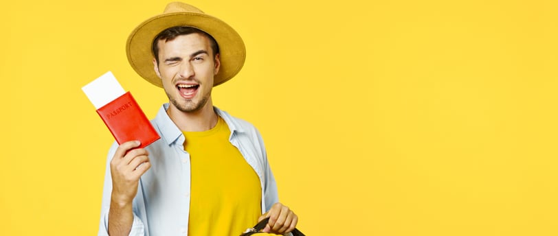 Étudiant souriant lors de son premier jour en entreprise, illustrant la réussite de son intégration 