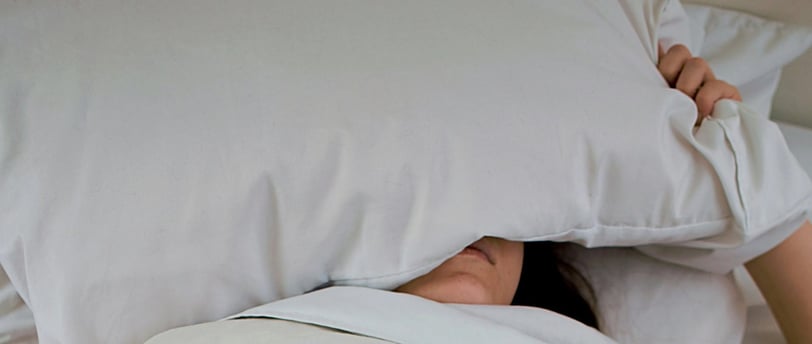 je suis fatigué mais j'arrive pas a dormir