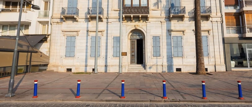 Fachada do Museu Atatürk em Izmir, destacando sua arquitetura histórica.