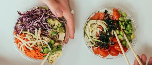 ensalada de edamame, aguacate y quinoa