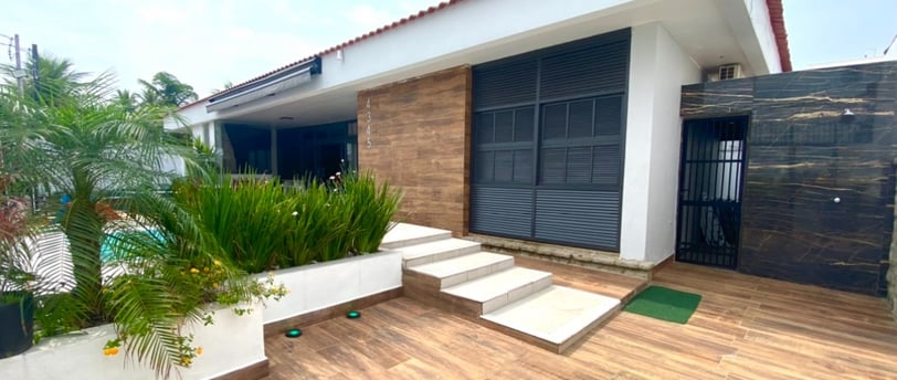 casa de temporada em frente ao mar do guaruja com plantas e ceu azul