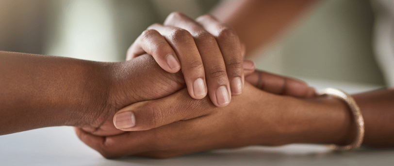 Pais de Autistas recebendo apoio. A woman holding her hands in front of a man's hands