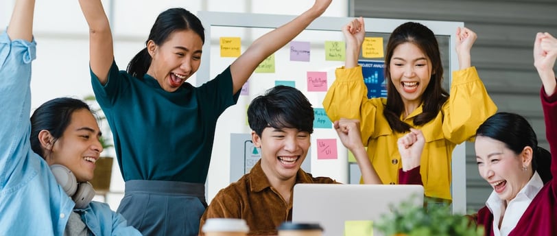 Mahasiswa menggunakan aplikasi to-do list digital di ponsel untuk meningkatkan produktivitas