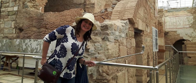 Foto da autora durante a excursão em Éfeso, explorando as ruínas históricas.