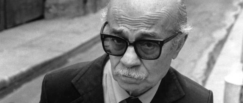 Ernesto Sabato en costume et lunette de soleil