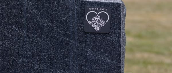 Medalionas su QR kodu kapas amžinai atmenamas