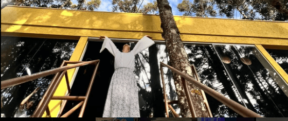 As benção da natureza estão sempre visíveis pelas enormes janelas do salão de celebrações