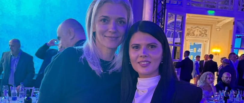 Alina Gorghiu (stânga) și Roxana Pălășan (drepta) la congresul PNL