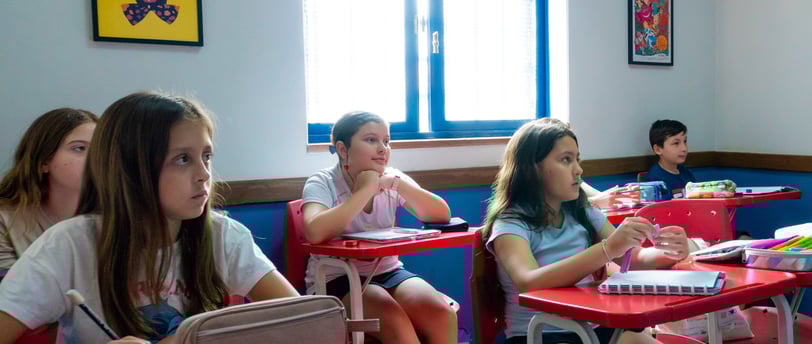 Inglês cedo = sucesso escolar! Saiba por que crianças bilíngues aprendem outras matérias
