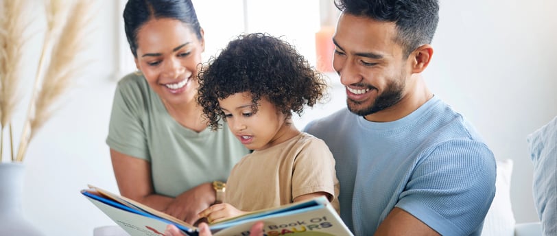 Enfant heureux lisant un livre personnalisé avec son prénom