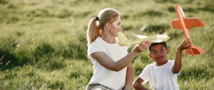 femme et son enfant qui jouent en plein air