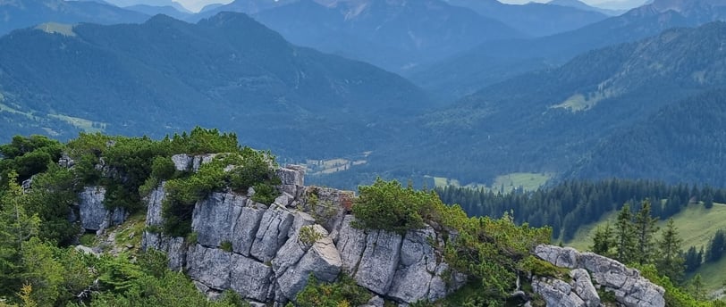 aussicht vom wallberg auf den wilden kaiser alpen gipfel