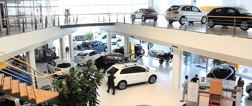 Concesionario automotriz grabado de patentes