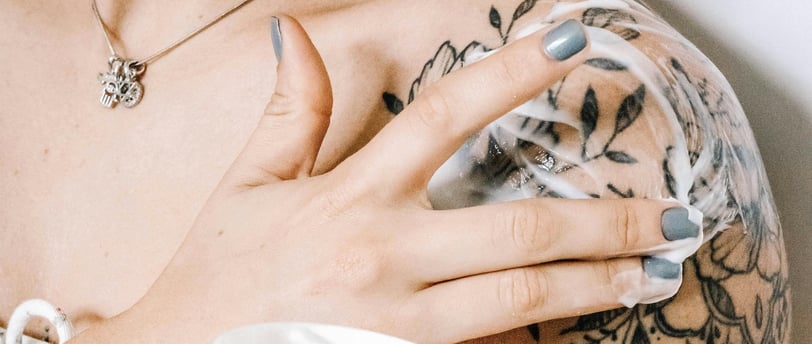 Foto de Laryssa Suaid: https://www.pexels.com/pt-br/foto/mulher-colocando-locao-na-pele-3617012/