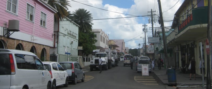 Vista da rua no centro de St. John, Antigua.