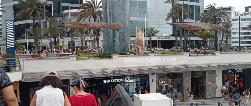 Larcomar al fondo se ve el Hotel Marriot.