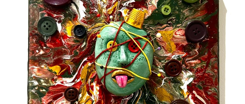 Ilona Paris tableau d'un visage sculpté avec du fil à coudre et des yeux boutons