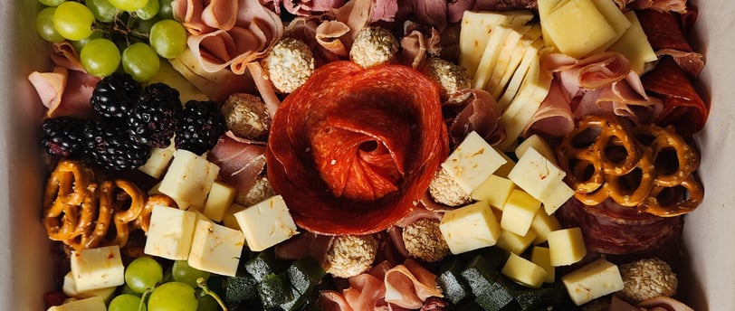tabla de carnes frias y quesos para tres personas con frutos rojos