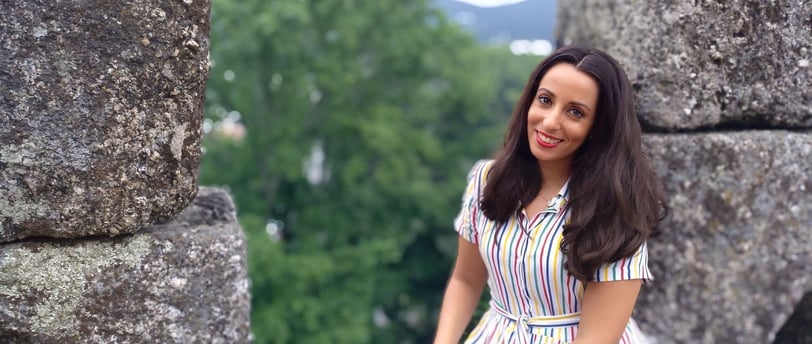 Laura Ondiviela en la naturaleza para calmar el estrés laboral con la respiración.