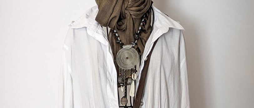 Chemise, foulard et collier présentés sur un mannequin