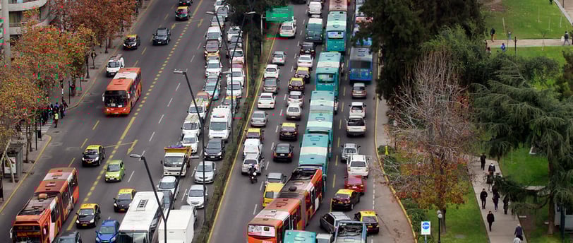 Automóviles transitando por Santiago,
