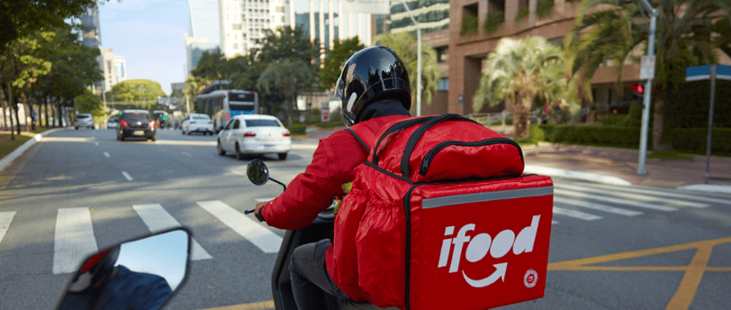 imagem de um motoboy entregador do ifood