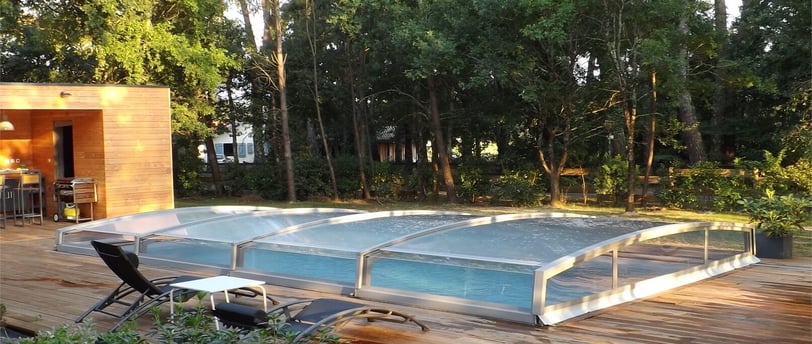 Transparent pooltak som använder solenergi för att värma poolen