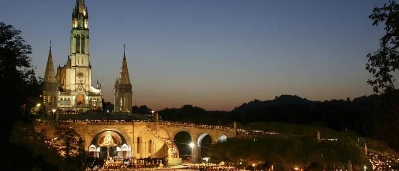Images du sanctuaire de Lourdes pendant la procession des bougies pendant la procession des bougies