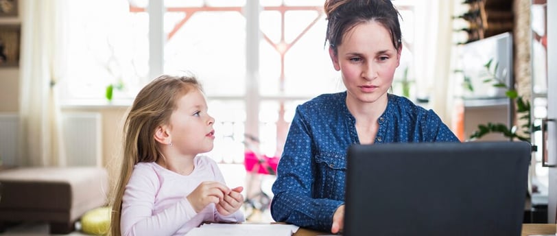 madre aprendiendo sobre ciberacoso