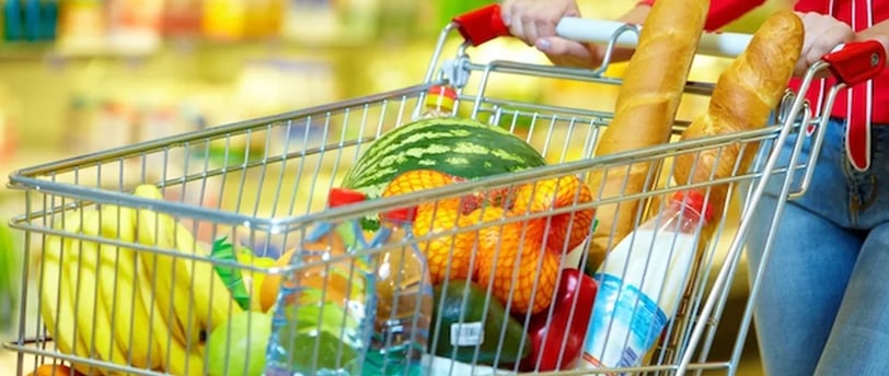 mulher fazendo compras no supermercado