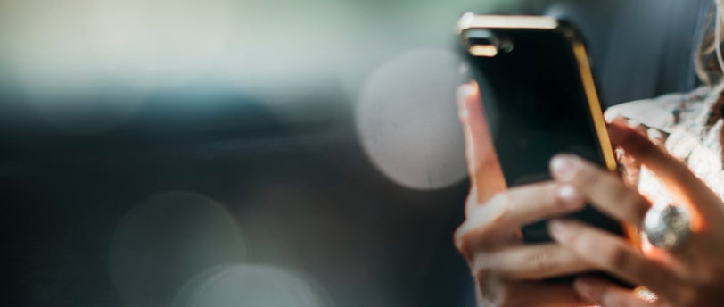 Mulher segurando celular