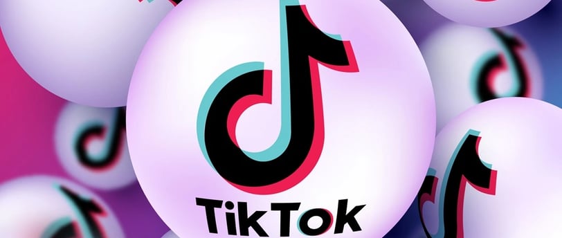 Imagem de balões com o logo do TikTok