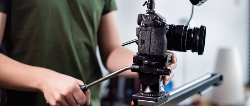 Pessoa gravando vídeo para advogado
