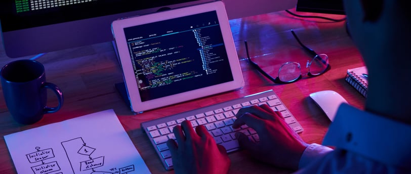 Desenvolvedor com notebook trabalhando na programação de site