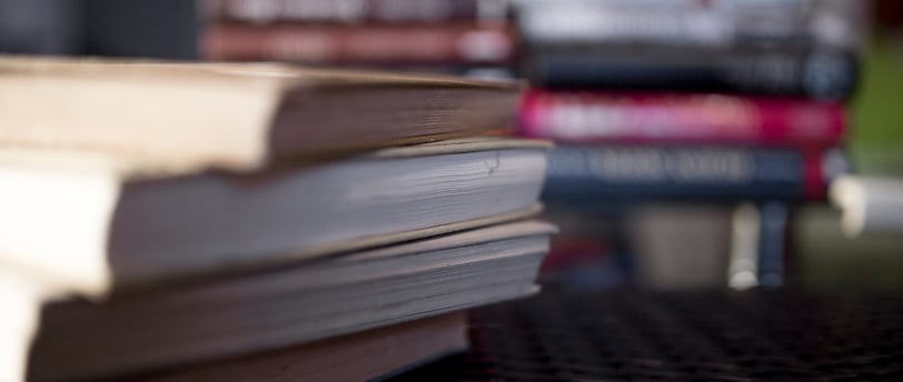 Foto com livros acadêmicos
