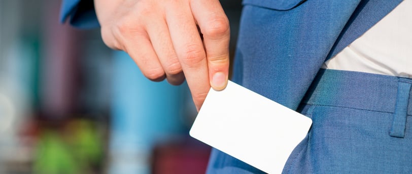 Advogado tirando cartão de visitas do bolso